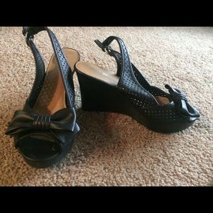 Apt. 9 black wedge heals